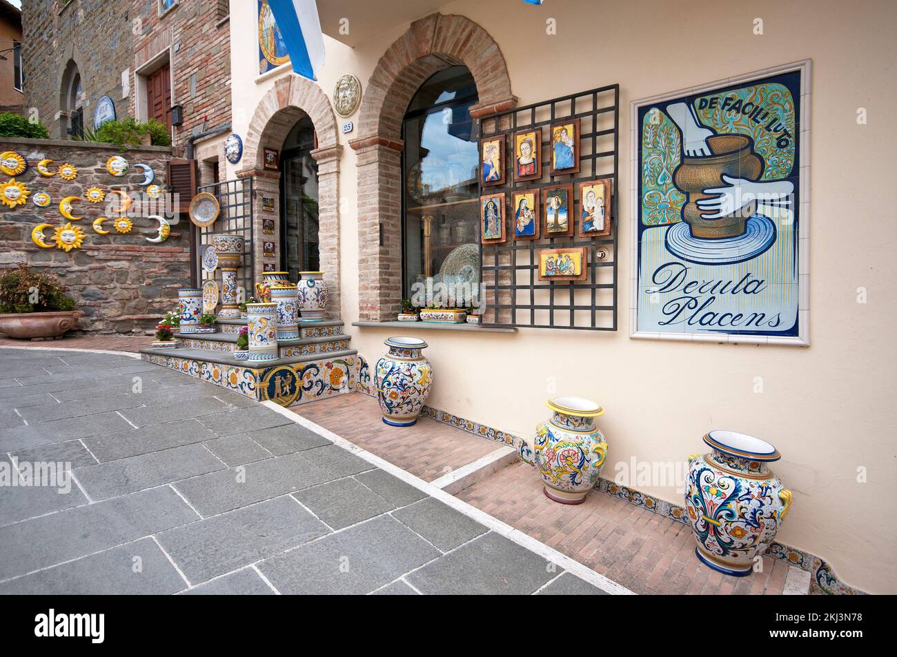 Pottery crafts shop in Deruta village, Perugia, Umbria, Italy Stock Photo