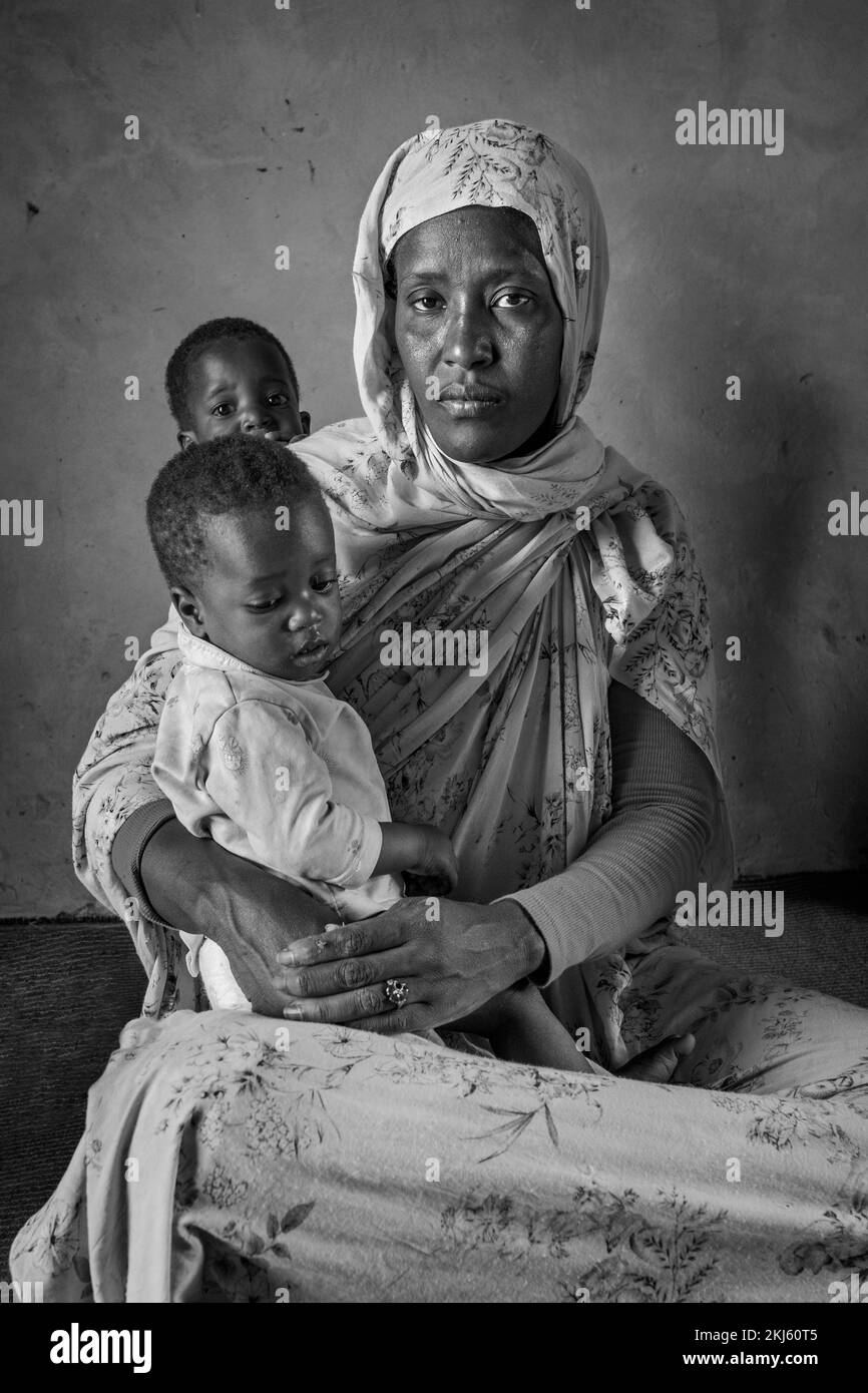 Mauritania, Chinguetti, young mother Stock Photo