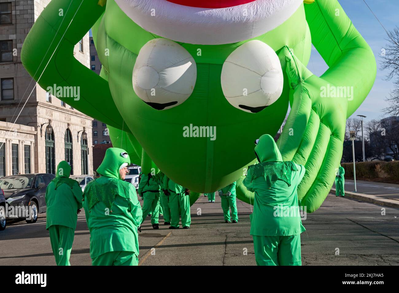 Detroit, Michigan, USA. 24th Nov, 2022. Kermit the Frog balloon handlers at Detroit's Thanksgiving Day parade, officially America's Thanksgiving Parade. Credit: Jim West/Alamy Live News Stock Photo