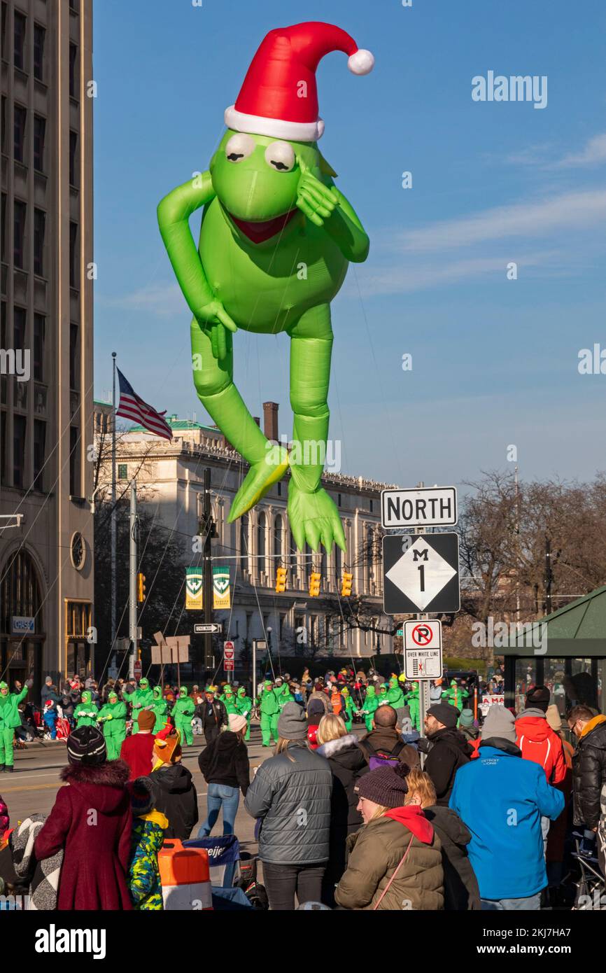 Detroit, Michigan, USA. 24th Nov, 2022. The Kermit the Frog balloon on Route 1 in Detroit's Thanksgiving Day parade, officially America's Thanksgiving Parade. Credit: Jim West/Alamy Live News Stock Photo