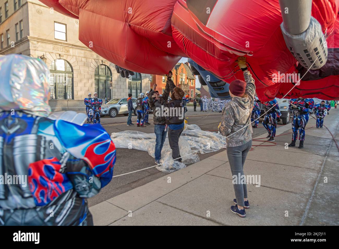 Detroit, Michigan, USA. 24th Nov, 2022. Workers prepare a balloon before joining Detroit