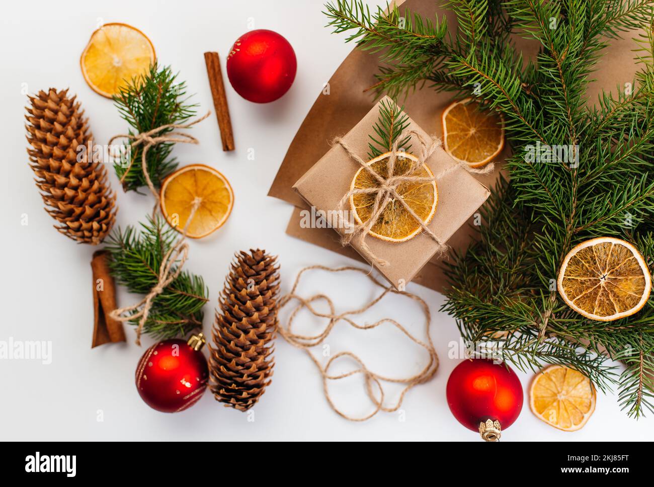 Package wrapped craft paper jute hi-res stock photography and images ...
