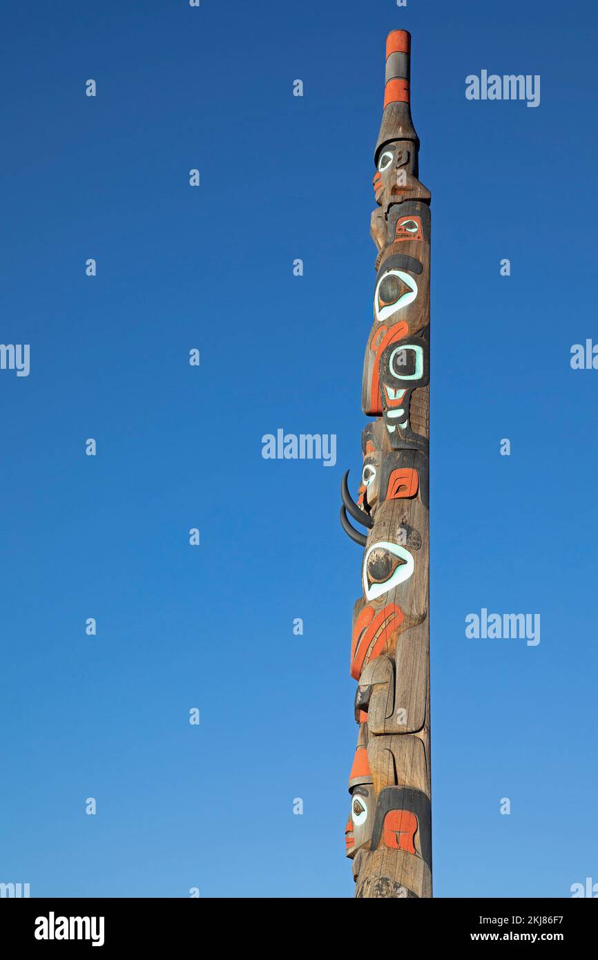 Two Brothers Totem Pole in Jasper National Park, Canada. The red, blue and black are traditional Haida colours. Carved by Jaalen and Gwaai Edenshaw Stock Photo