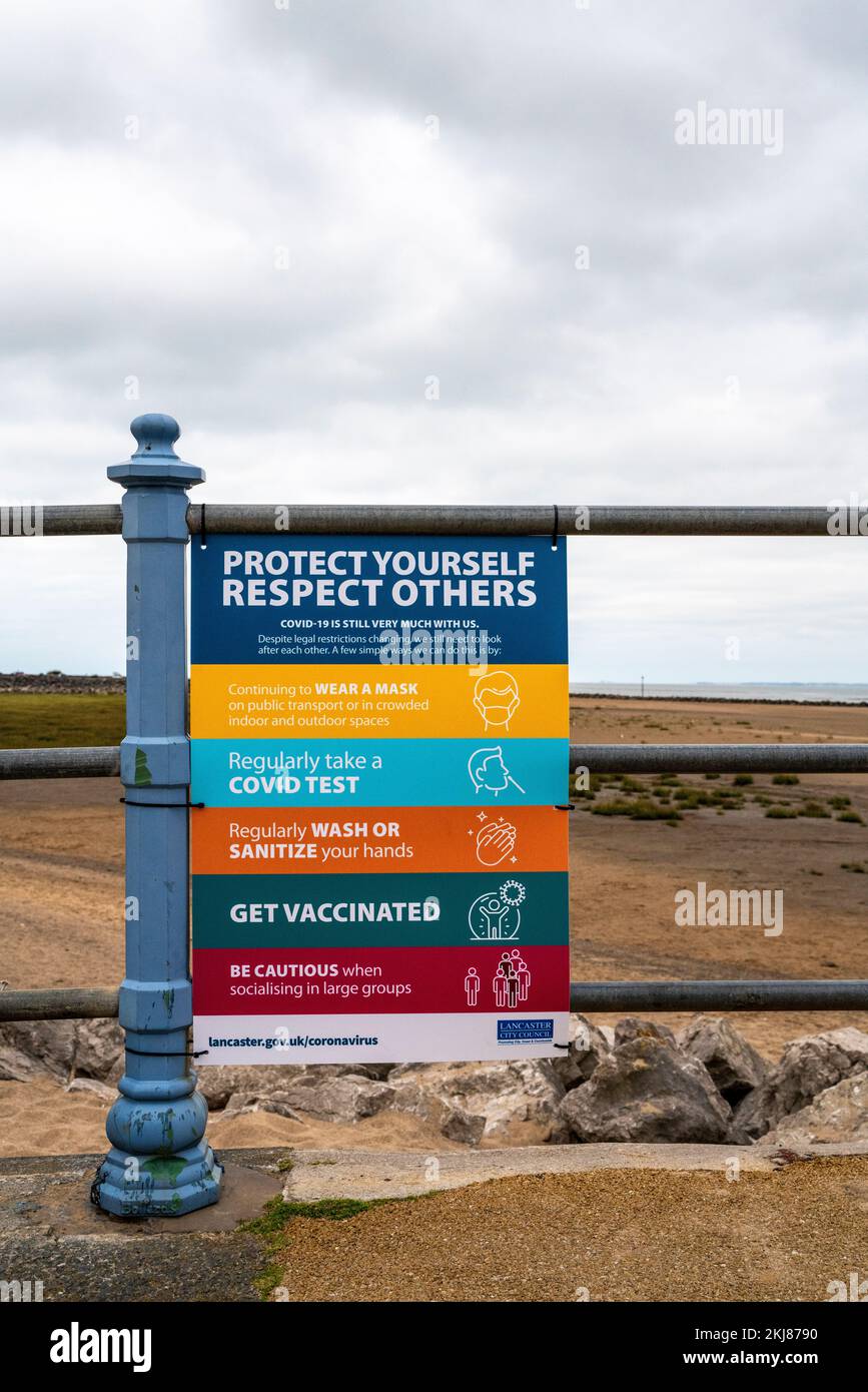 Signages With Railing Signs attached to railings hi-res stock photography and images - Alamy