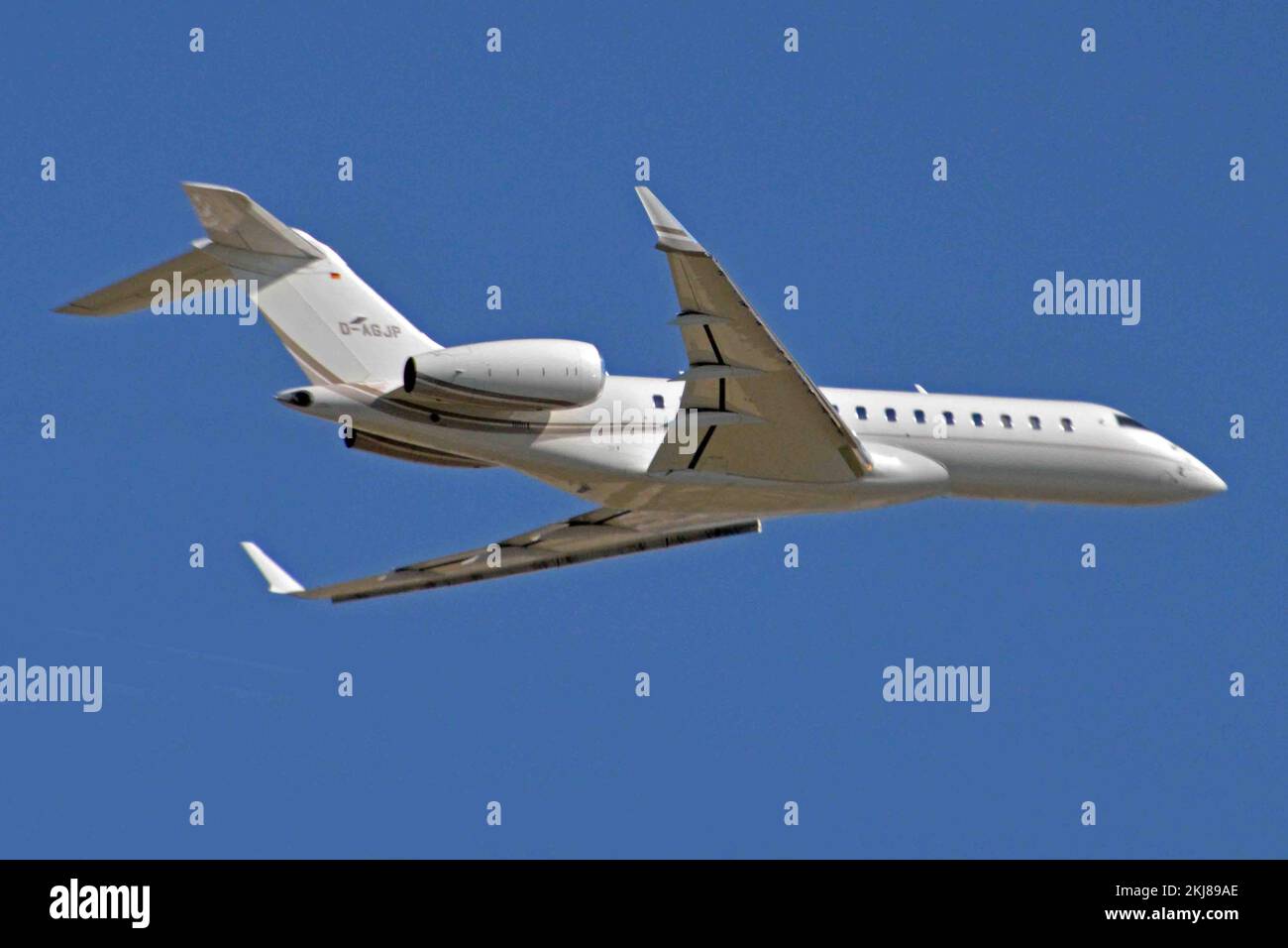 Bombardier bd 700 global hi-res stock photography and images - Alamy