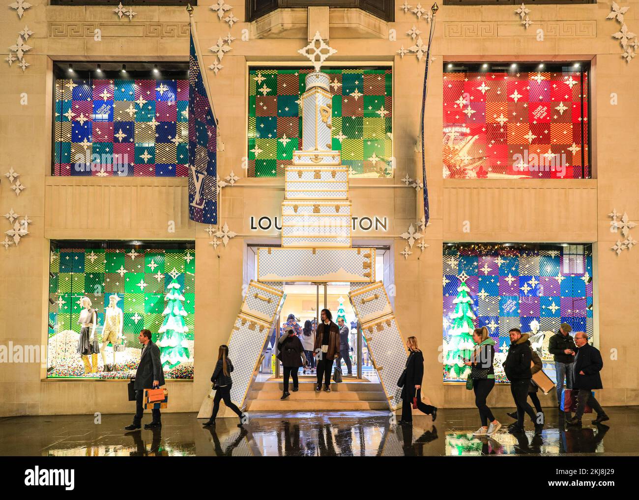 The decorated Christmas shopfront of the Louis Vuitton store on Bond  News Photo - Getty Images