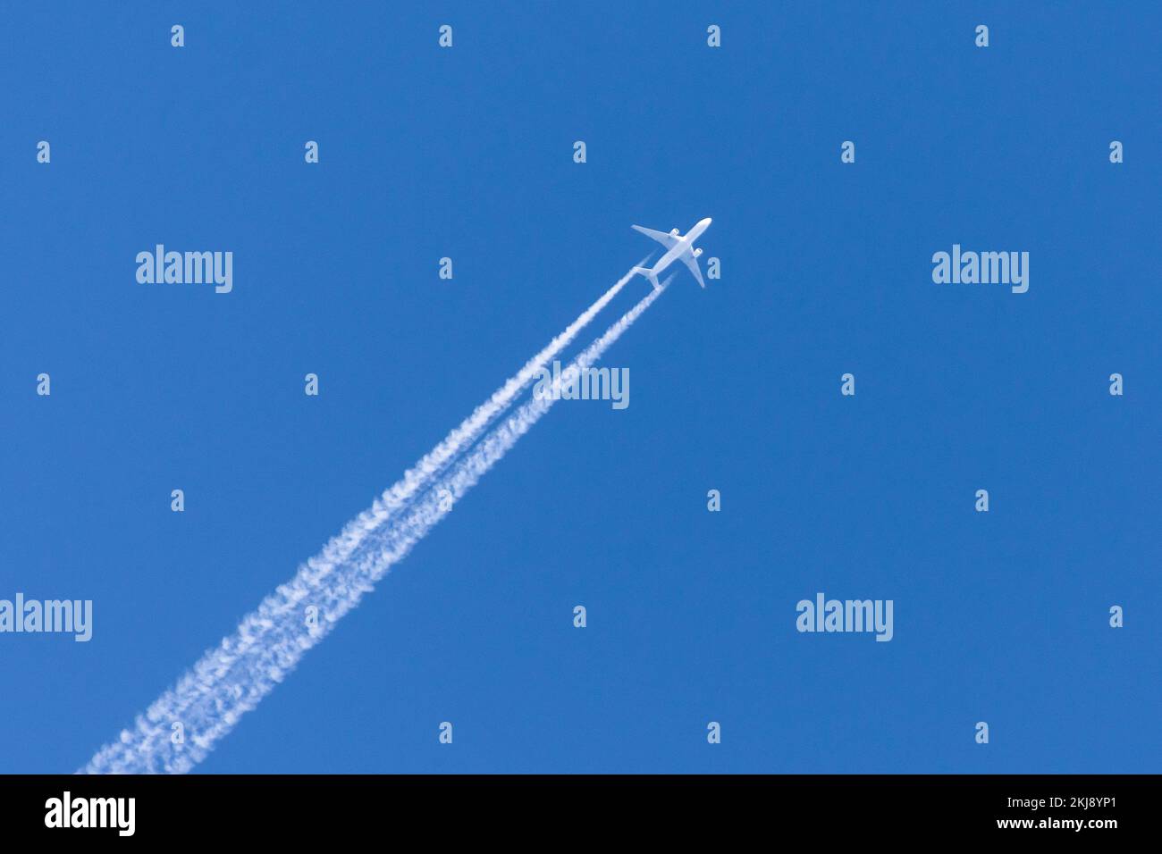 Aircraft leaving contrails hi-res stock photography and images - Alamy