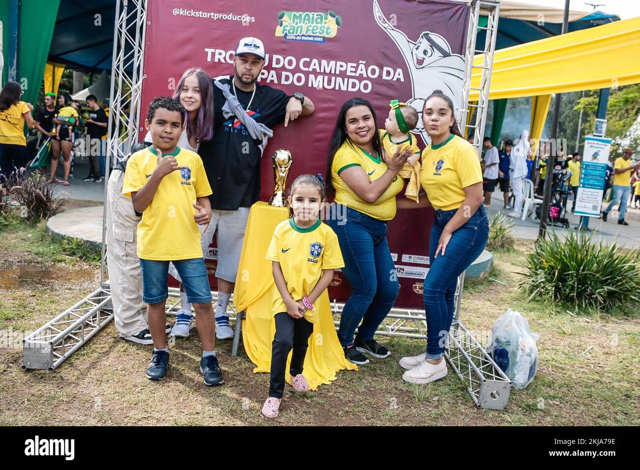 Guarulhos, Sao Paulo, Brasil. 24th Nov, 2022. FIFA World Cup Qatar 2022: Fans watch Brazil vs Serbia at Maia Fan Festa, in Guarulhos. November 14, 2022, Guarulhos, Sao Paulo, Brazil: Bosque Maia Park in Guarulhos, in Sao Paulo, hosts the Maia Fan Party, which broadcasts the Brazilian match on a super screen for Brazilian fans, on Thursday (24). Sixth of the Fifa World Cup in Qatar 2022, in the debut against Serbia. The place also has trade in typical foods and from other countries. Fans can enter for free. Credit: Fepesil/Thenews2 (Credit Image: © Fepesil/TheNEWS2 via ZUMA Press Wire) Credit:  Stock Photo