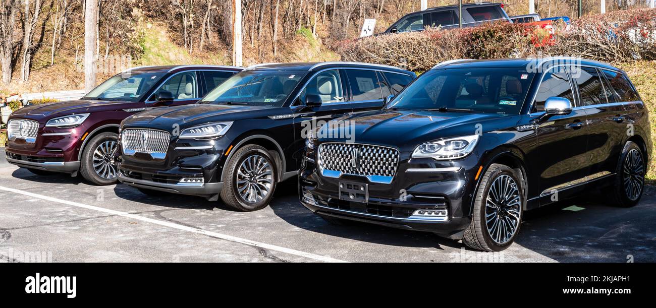 Three different Lincoln SUVs for sale at a dealership in Monroeville
