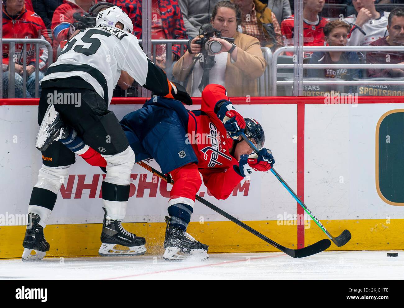 Spectacle Trumps Skill as Bruins Beat Flyers in Winter Classic - The New  York Times