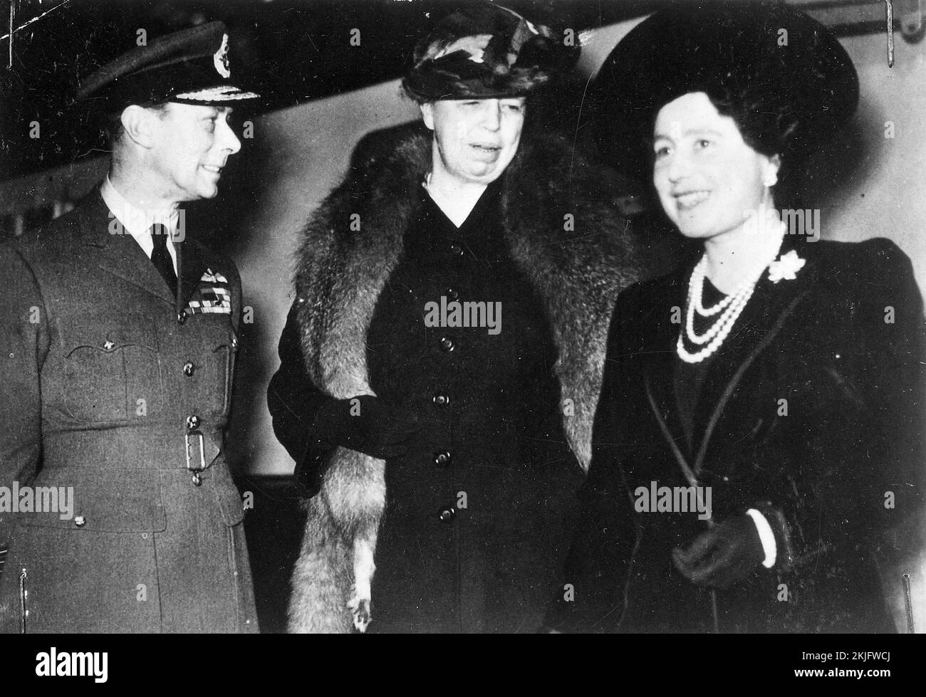 Eleanor Roosevelt (center), King George VI and Queen Elizabeth in London, October 23, 1942 Stock Photo