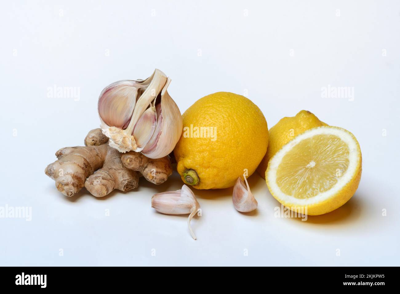 Ingredients for lemon garlic cure, lemon, garlic, ginger Stock Photo