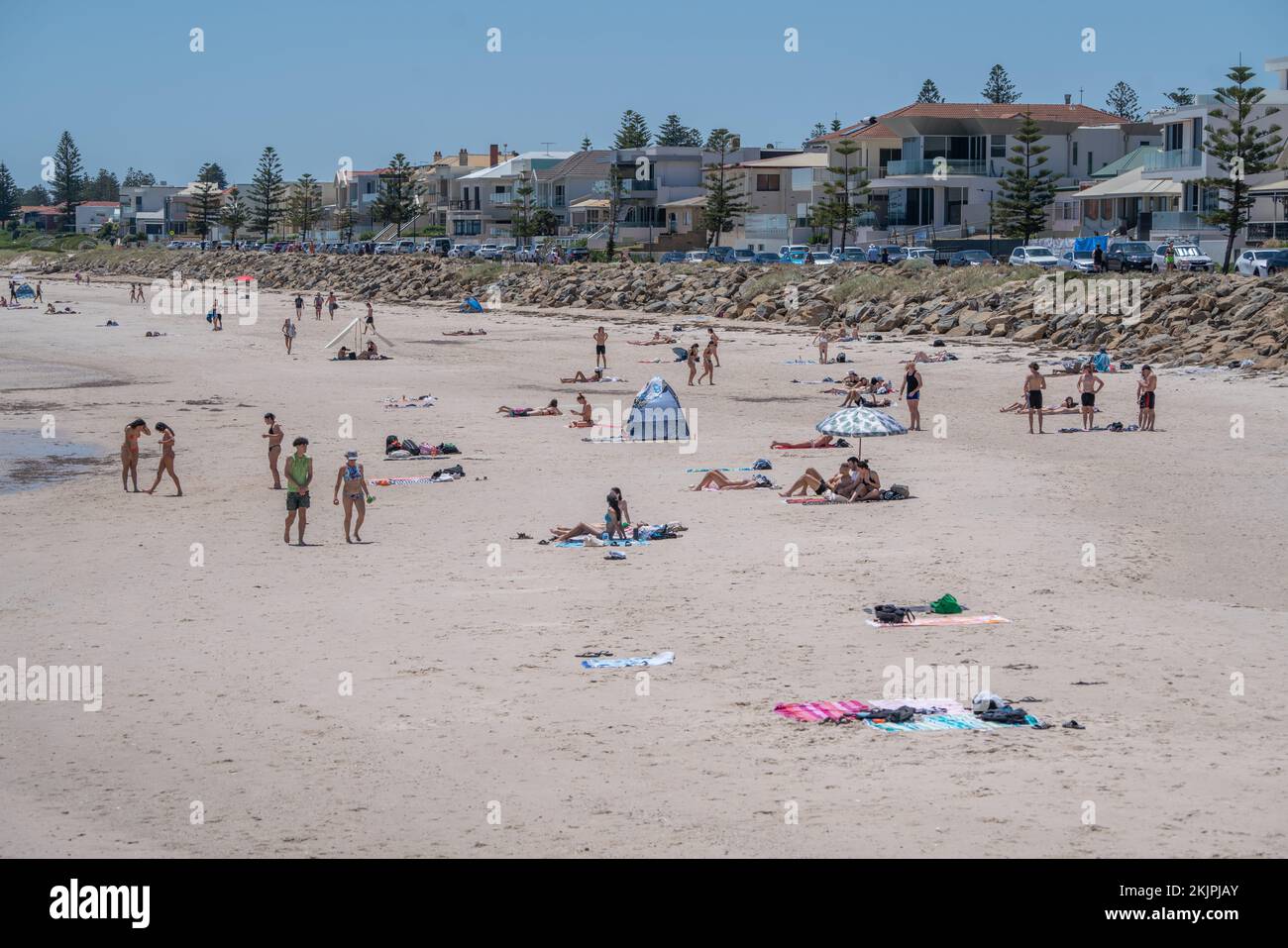 Adelaide, Australia. 25 November 2022. People enjoying the hot weather  at the beach in Adelaide Australia as temperatures are forecast to reach above 30celsius. Credit: amer ghazzal/Alamy Live News Stock Photo