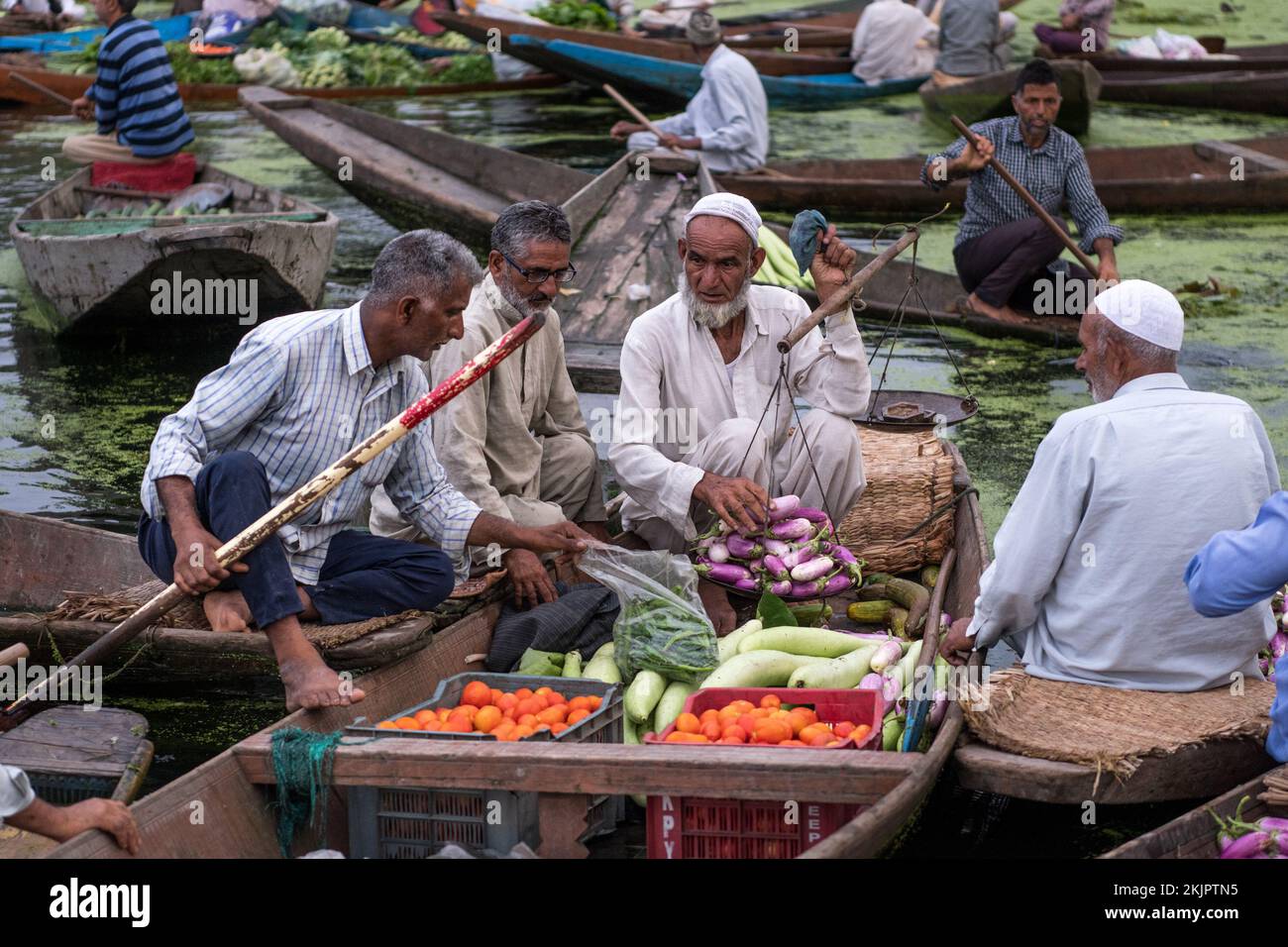 India, Srinagar, 2022-07-29. Men trade vegetables at the floating market in Srinagar. Photograph by Alexander BEE / Hans Lucas. Inde, Srinagar, 2022-0 Stock Photo