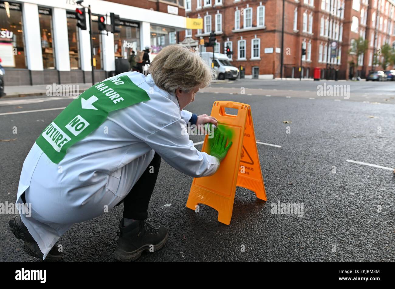 Political posters in windows uk hi-res stock photography and images - Alamy