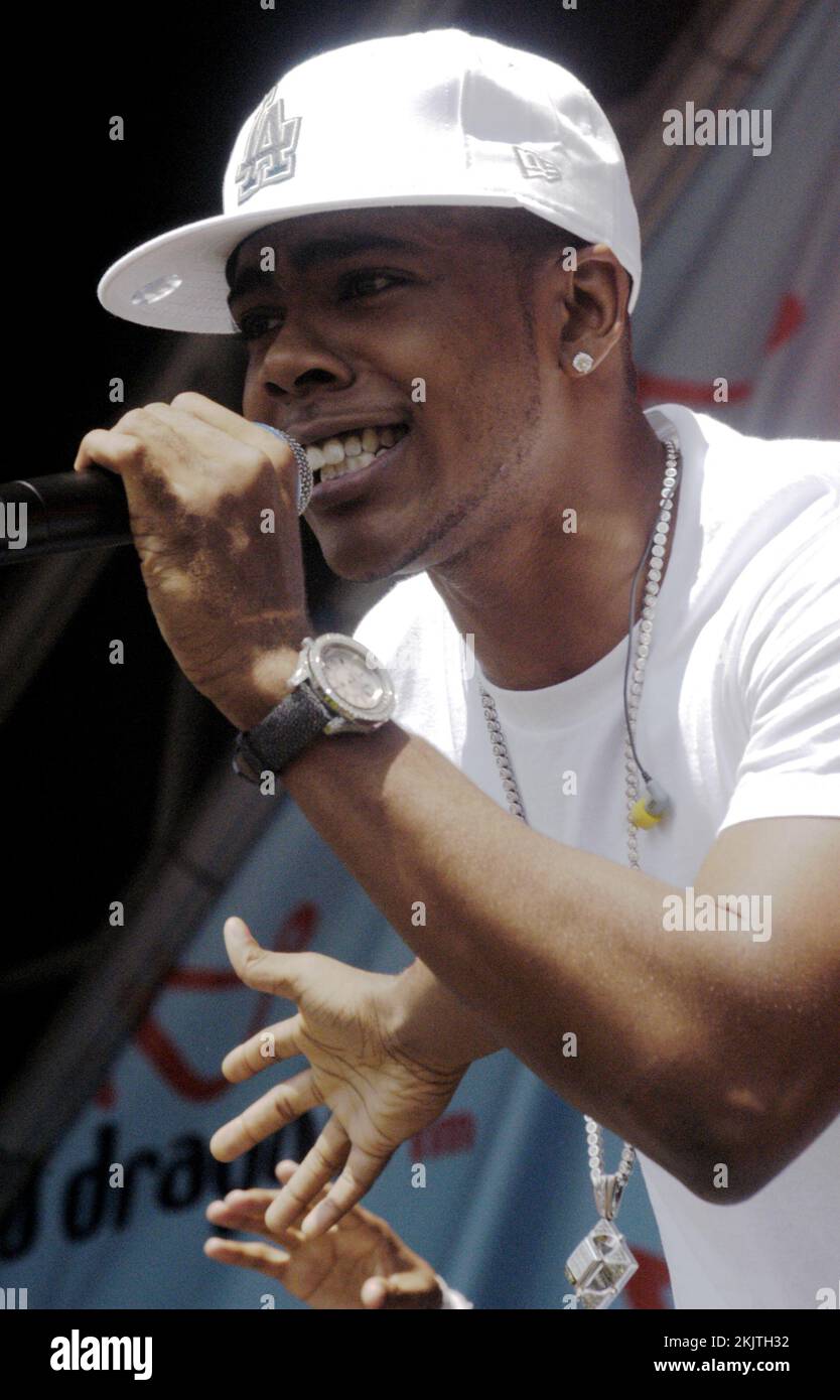 R&B SOUL SINGER, MARIO, CONCERT, 2005: American singer MARIO – full name Mario Dewar Barrett – at Red Dragon Party In The Park in Cardiff, Wales, June 19 2005. Photograph: ROB WATKINS. INFO: Mario, an American R&B singer born on August 27, 1986, rose to fame with his 2002 debut single 'Just a Friend 2002.' Known for his smooth vocals and heartfelt lyrics, hits like 'Let Me Love You' solidified his place in contemporary R&B. Stock Photo