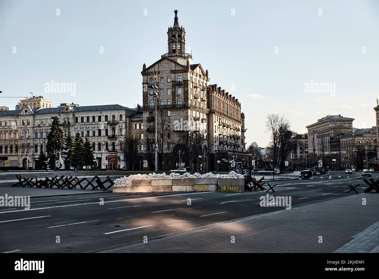 Antonin Burat / Le Pictorium -  War in Ukraine: David stands up to Goliath -  27/3/2022  -  Ukraine / Kyiv  -  Checkpoint on Maidan Square, in the hea Stock Photo
