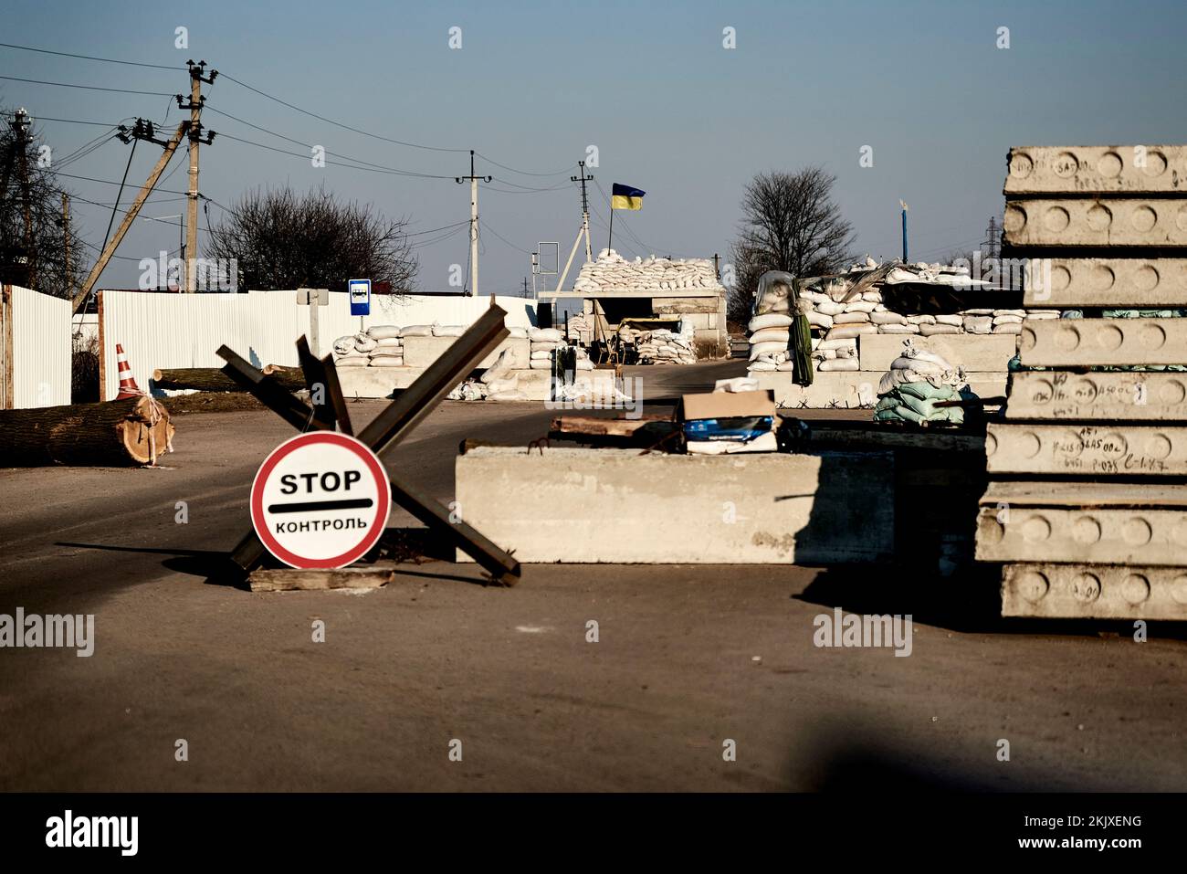 Antonin Burat / Le Pictorium -  War in Ukraine: David stands up to Goliath -  20/3/2022  -  Ukraine / OBLAST OF KYIV  -  A checkpoint at the entrance Stock Photo