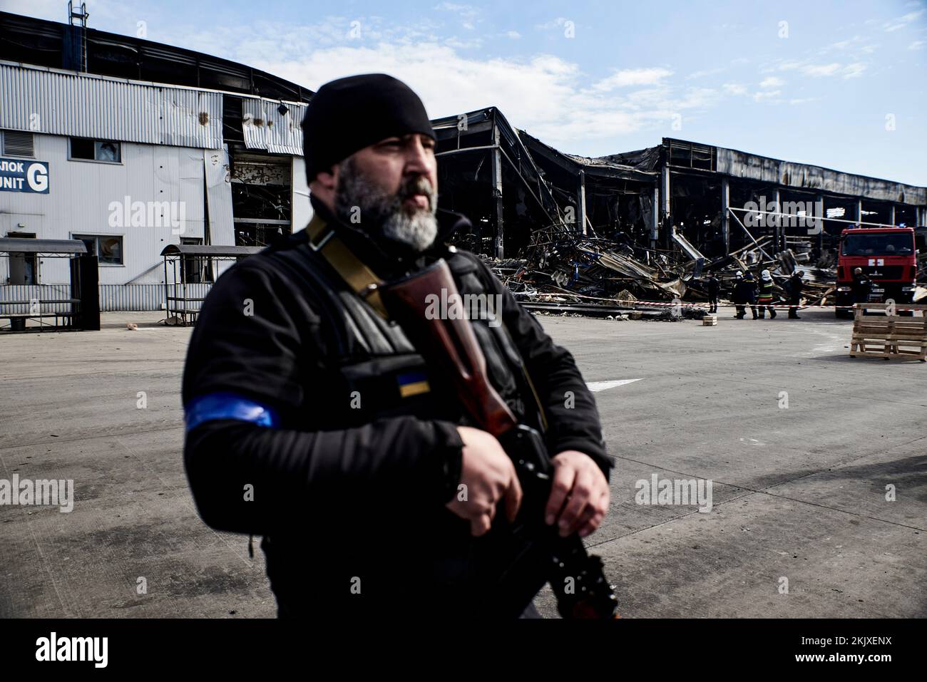 Antonin Burat / Le Pictorium -  War in Ukraine: David stands up to Goliath -  29/3/2022  -  Ukraine / Kyiv  -  A member of the Ukrainian security forc Stock Photo