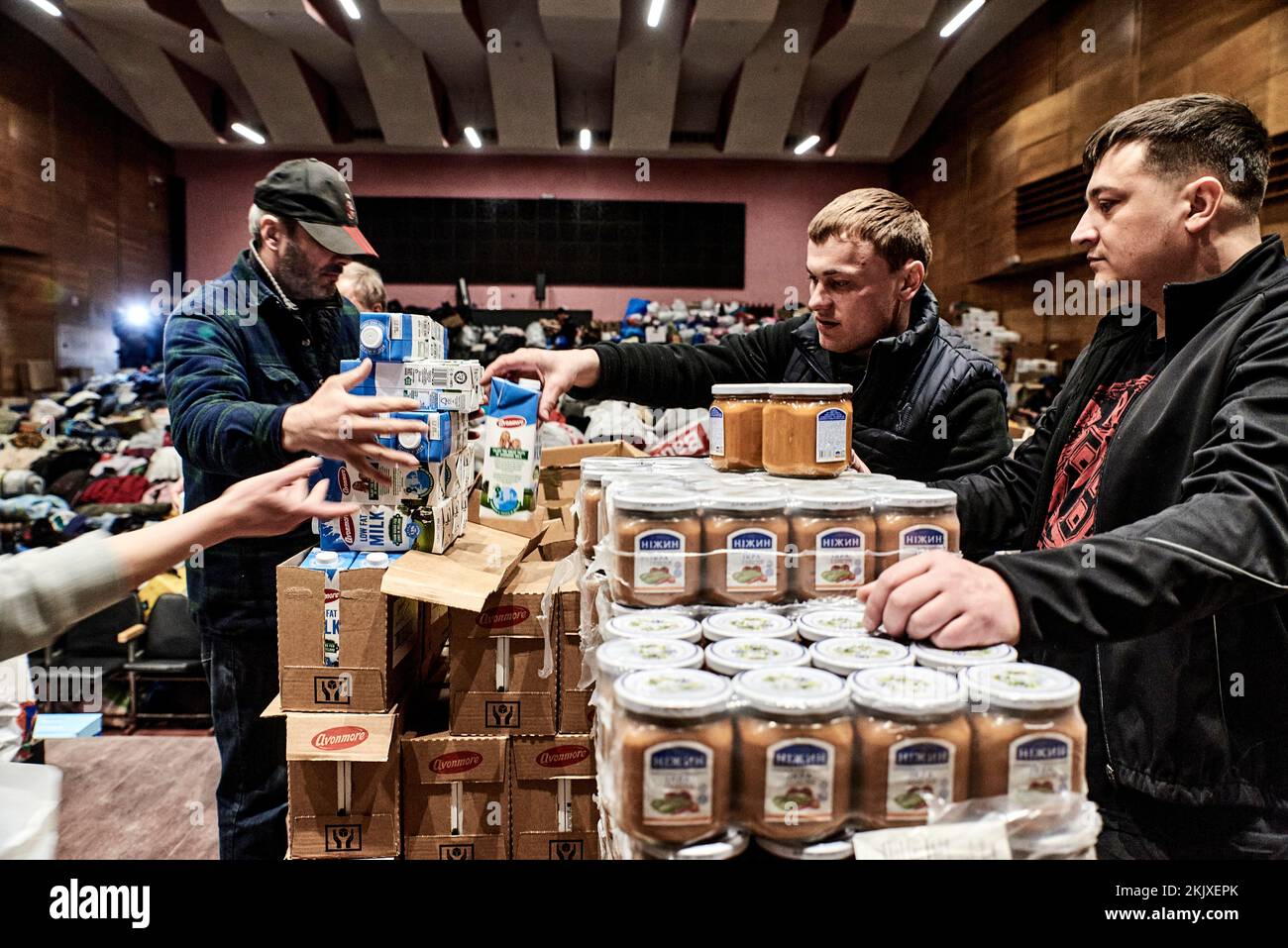 Antonin Burat / Le Pictorium -  War in Ukraine: David stands up to Goliath -  29/3/2022  -  Ukraine / Kyiv  -  Volunteers pack boxes of food to be dis Stock Photo