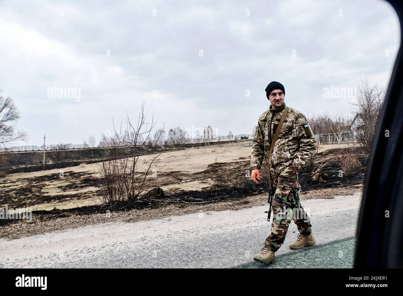Antonin Burat / Le Pictorium -  War in Ukraine: David stands up to Goliath -  26/3/2022  -  Ukraine / MAKARIV  -  Ukrainian soldier at a checkpoint at Stock Photo