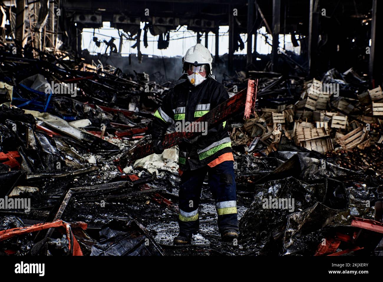 Antonin Burat / Le Pictorium -  War in Ukraine: David stands up to Goliath -  29/3/2022  -  Ukraine / Kyiv  -  Firefighters clearing the ruins of a wa Stock Photo