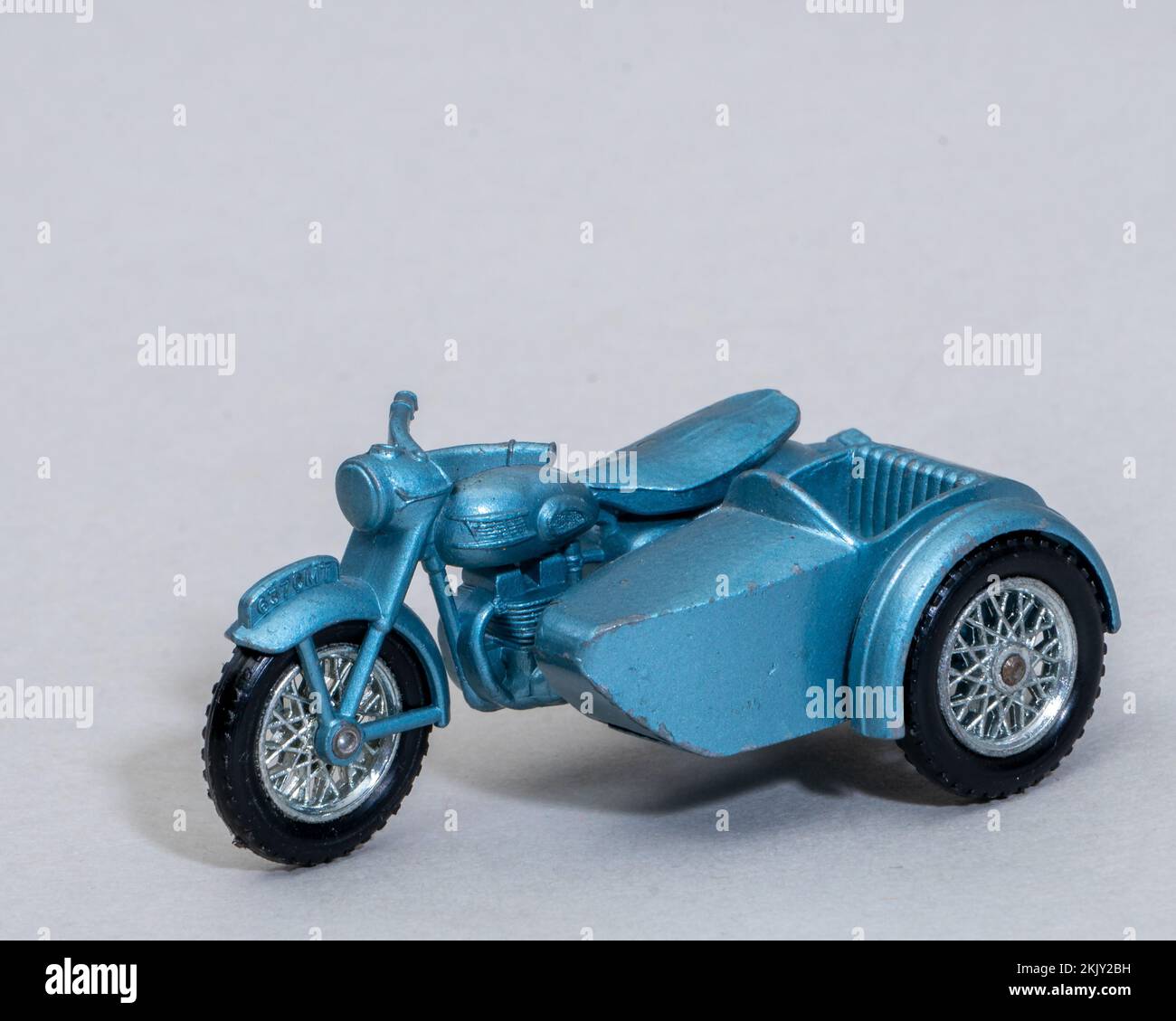 マッチボックス　TRIUMPH MOTORCYLE AND SIDECAR Vintage Matchbox Car No. 4 Triumph TIIO Motorcycle And