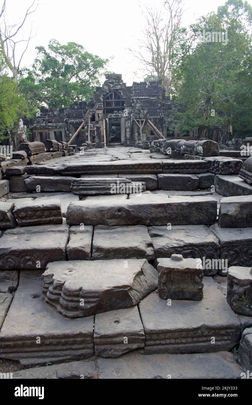 Damaged gallery and gopura, Ta Prohm, Siem Reap, Cambodia Stock Photo