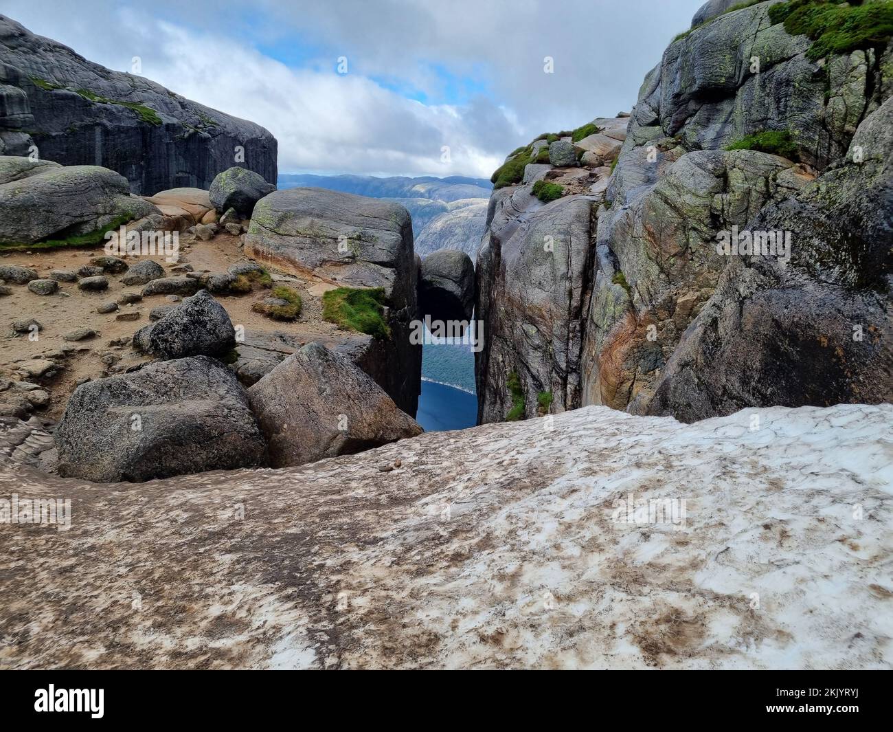 Stranded Between Two Rocks Clouds stuck between mountains hi-res stock photography and images - Alamy