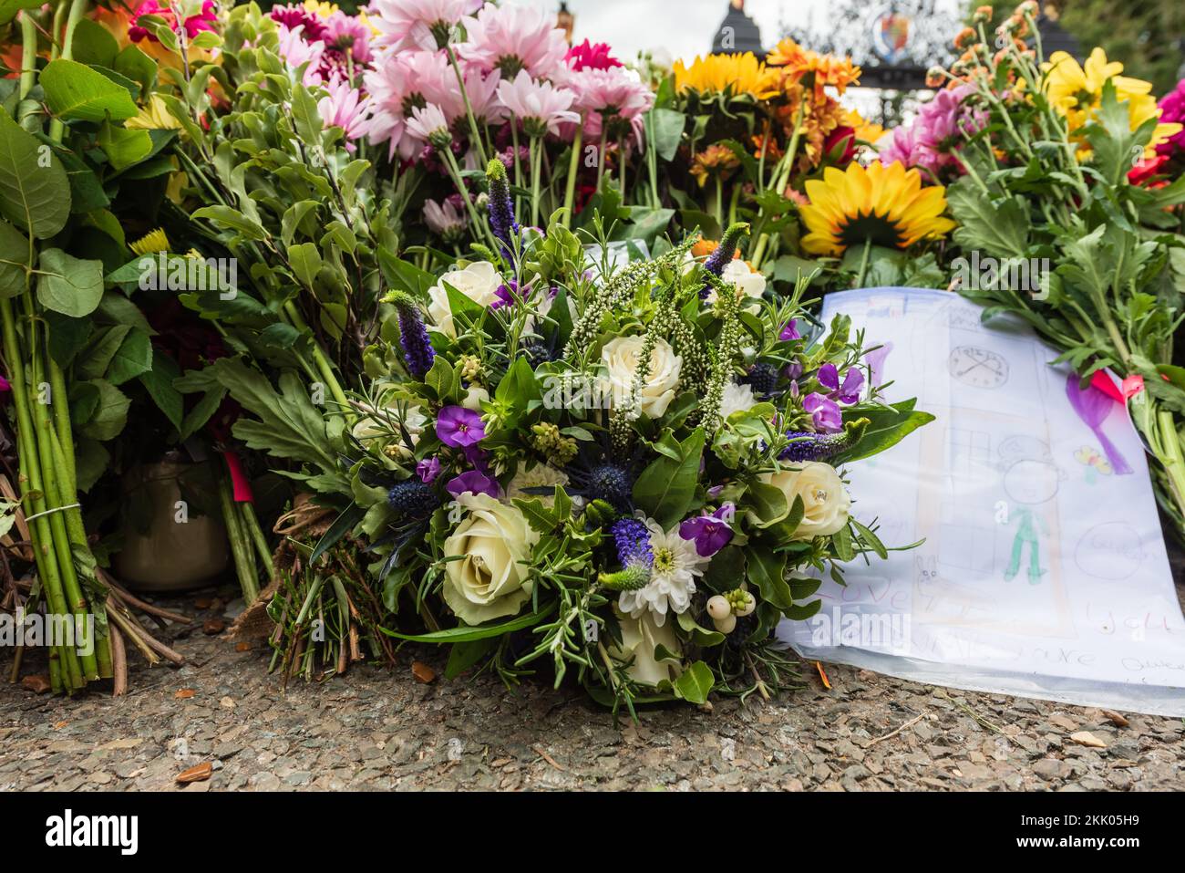 Floral tributes at the gates of Sandringham, Norfolk, after the death of Her Majesty Queen Elizabeth the second v. Sandringham, September 2022 Stock Photo