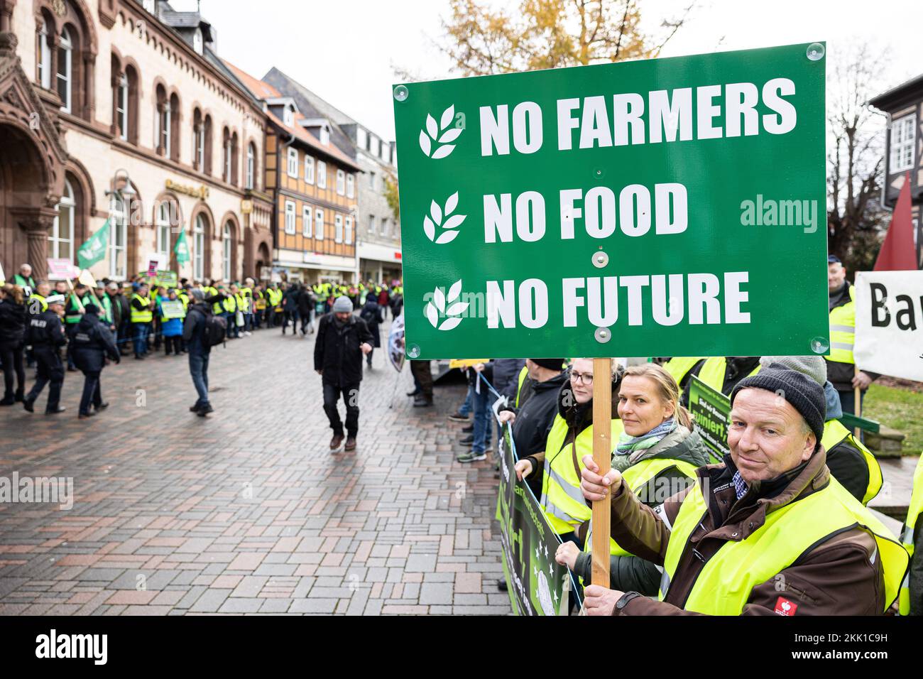 Goslar, Germany. 25th Nov, 2022. A participant in a human chain of farmers in downtown Goslar holds a sign reading 'No Farmers, No Food, No Future.' Farmers want to draw attention to their situation with various actions during the conference of environment ministers. Credit: Michael Matthey/dpa/Alamy Live News Stock Photo