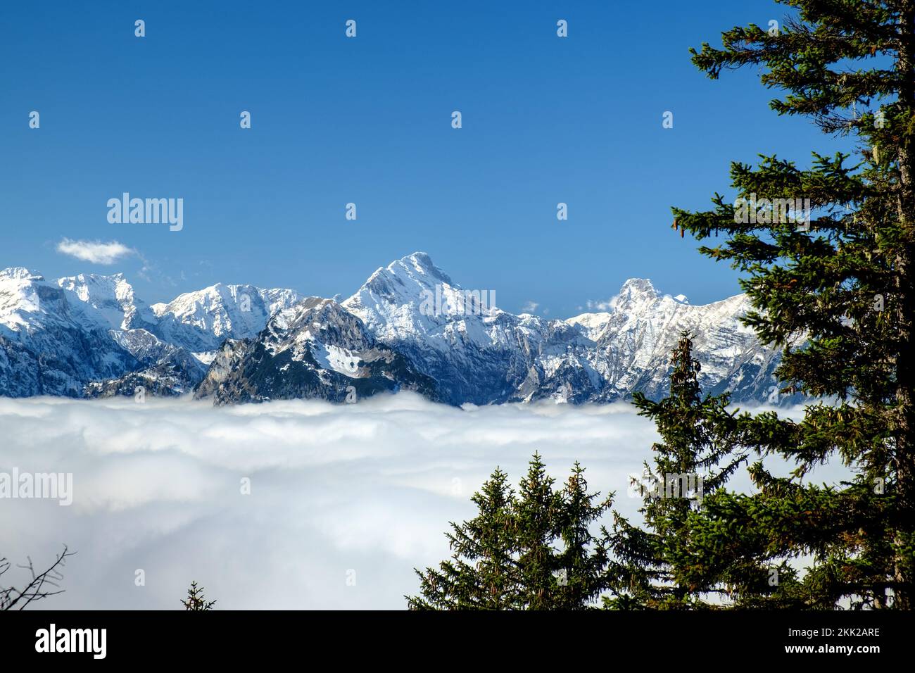 Karwendelgebirge hinter einer dichten Wolkendecke Stock Photo