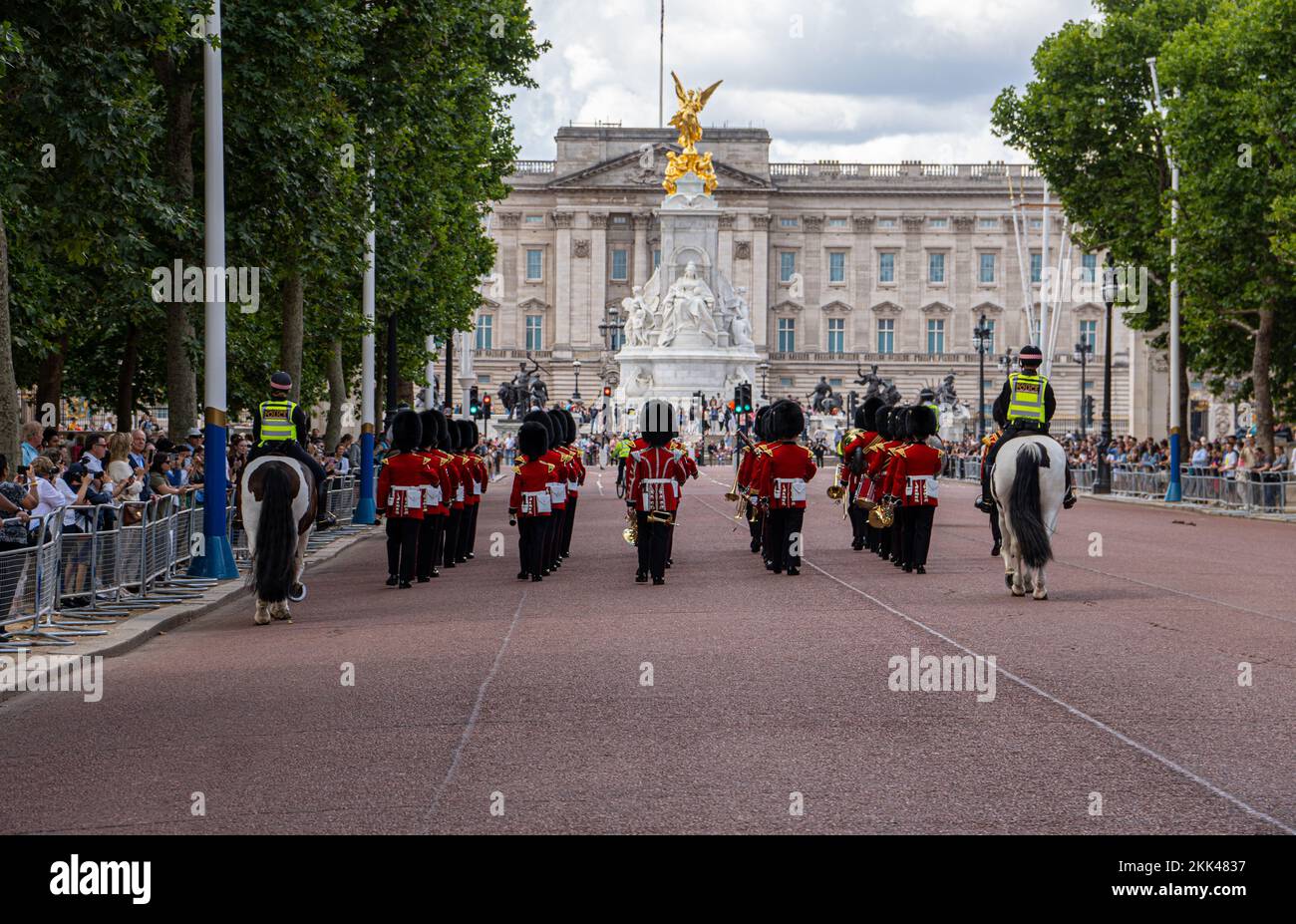The royal guard marching at the Buckingham Palace Stock Photo Alamy