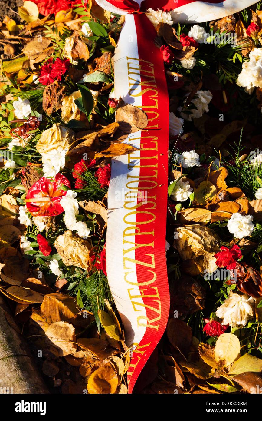Remembrance Flowers and sash on the former grave of Polish war time leader in exile, General Wladyslaw Sikorski. His body was repatriated to Krakow in Stock Photo