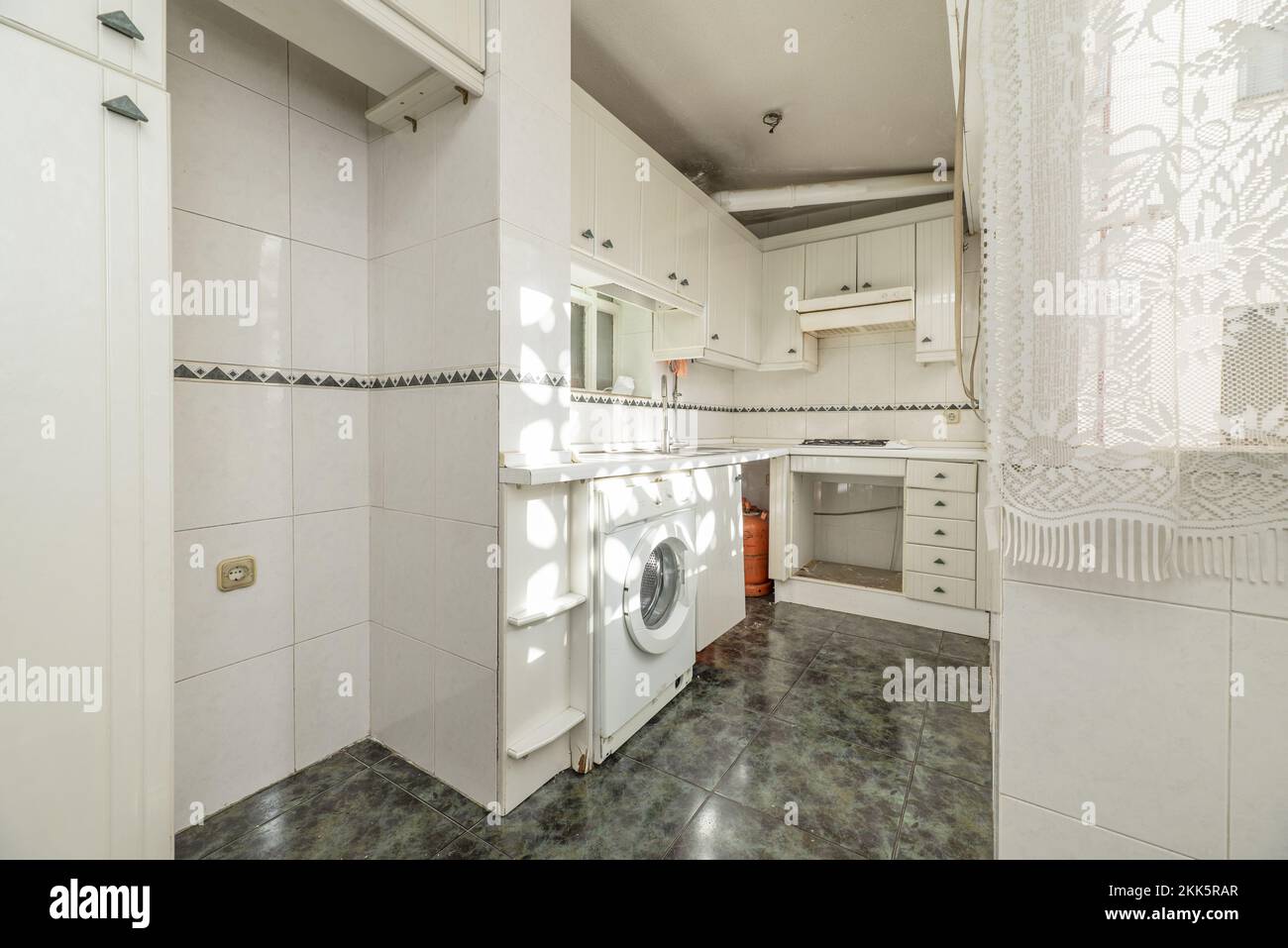 Kitchen with white lacquered wood furniture, stoneware walls, green