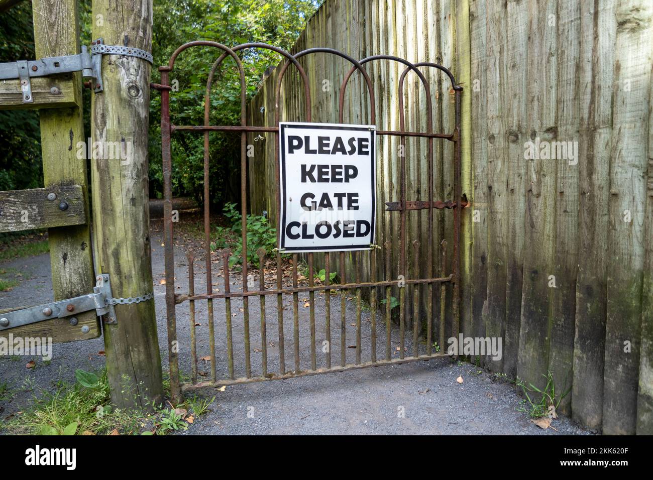 Please Keep Gates Closed Sign at iron gate in Ireland Stock Photo Alamy