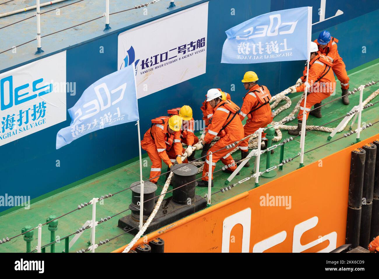 Shanghai, China. 25th Nov, 2022. Staff members work as the Yangtze No ...