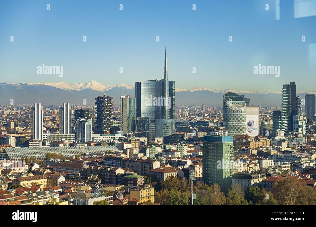 milano i grattaceli e la torre il bosco verticale skiline dalla terrazza a vetri della torre branca da vicino Stock Photo