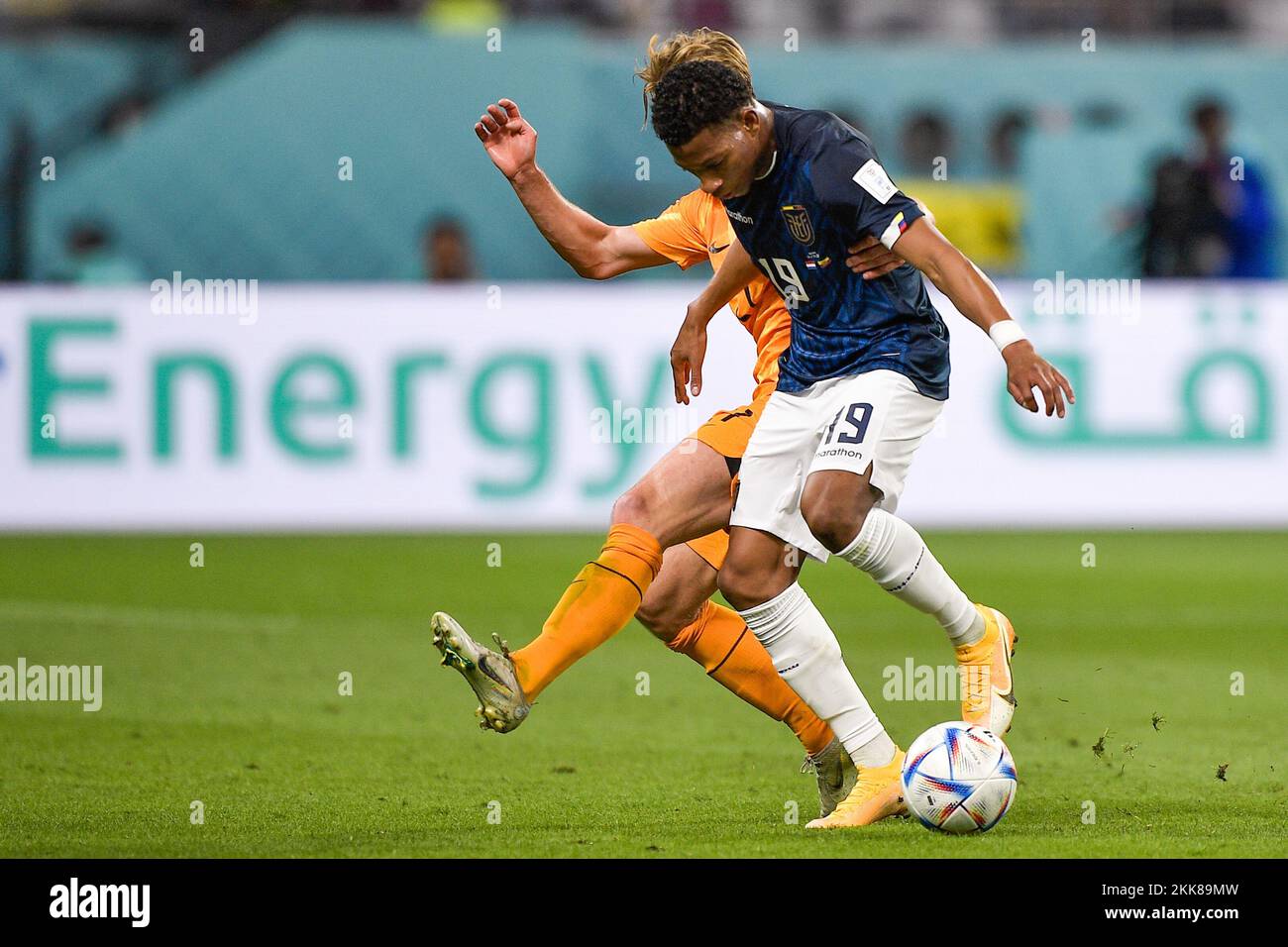 DOHA, QATAR - NOVEMBER 25: Gonzalo Plata of Ecuador battles for the ball  with Frenkie de Jong of the Netherlands during the Group A - FIFA World Cup  Qatar 2022 match between