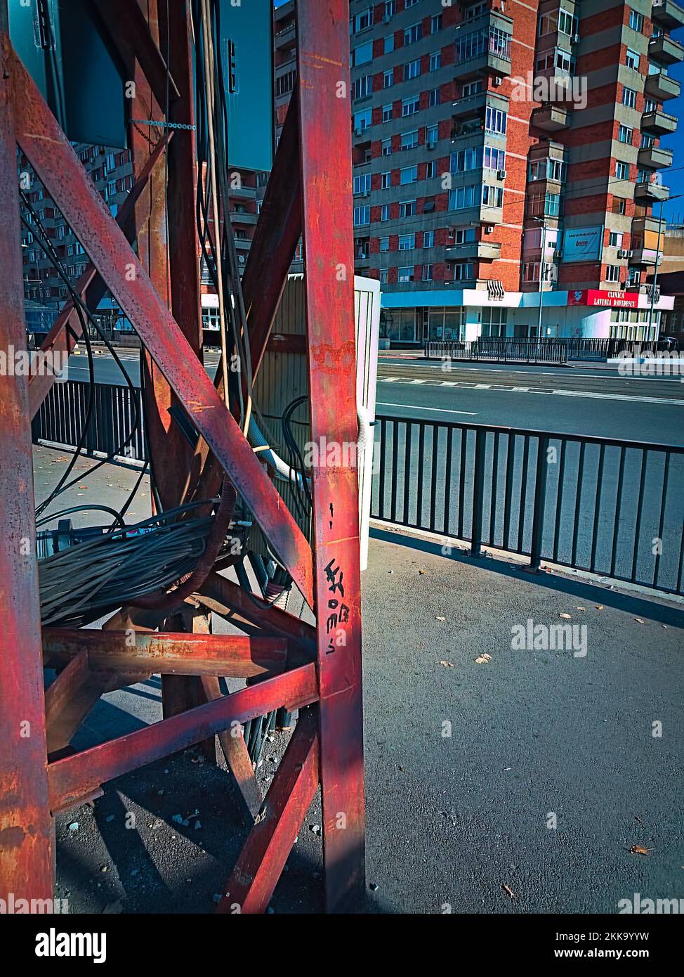 Relay pole in the Civic Center intersection. Optical structure