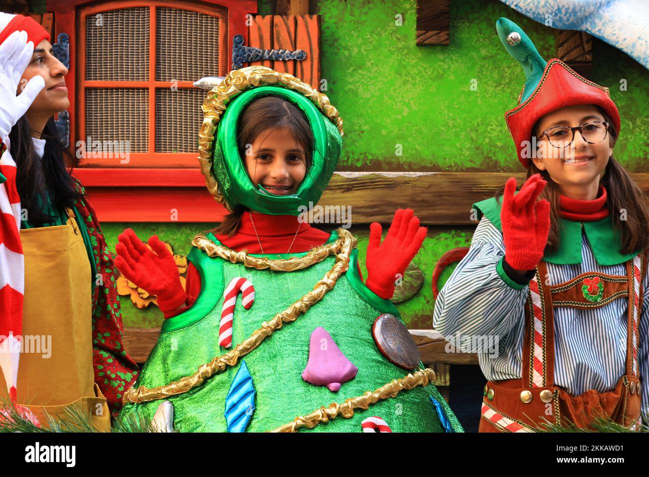 Little elves ride on board Santa’s Sleigh in the 96th Macy's ...