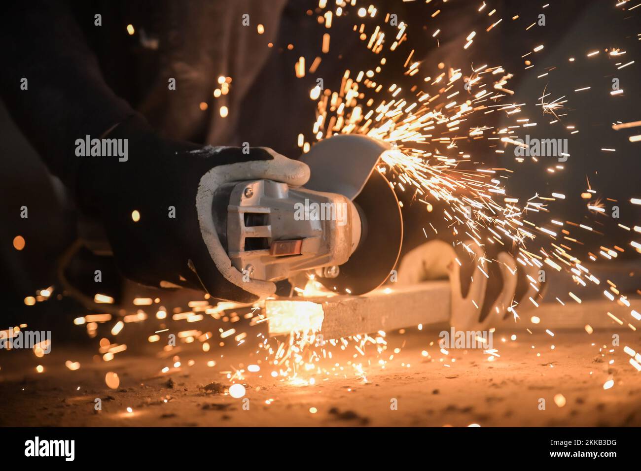 Vorderweidenthal, Germany. 15th Nov, 2022. A do-it-yourselfer uses an angle grinder to cut a metal rail for a ceiling structure. Credit: Sebastian Gollnow/dpa/Alamy Live News Stock Photo