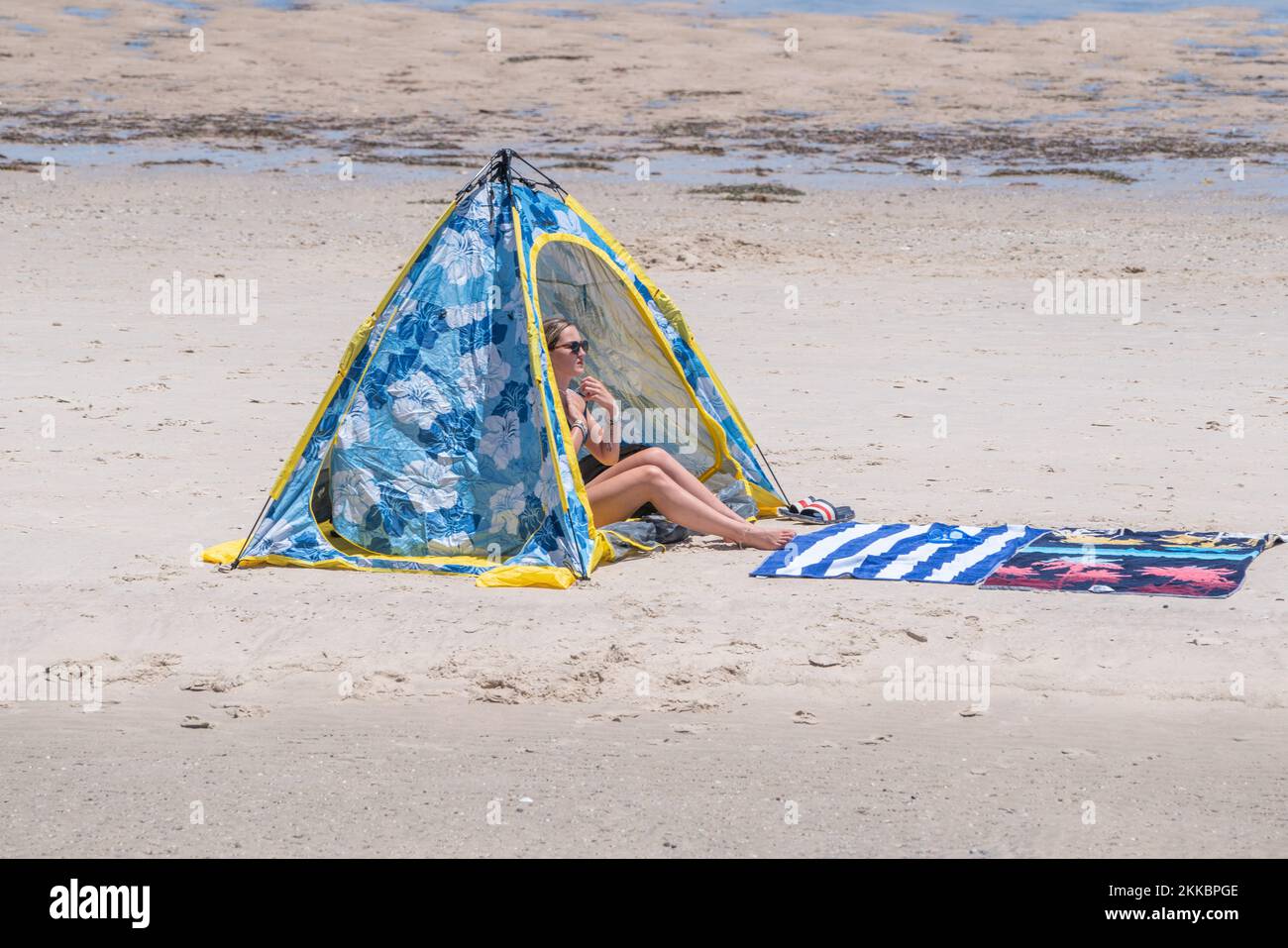 Adelaide, Australia. 25 November 2022.  A sunbather sits under a tent   in the hot weather at the beach in Adelaide Australia as temperatures are forecast to reach above 30celsius. Credit: amer ghazzal/Alamy Live News Stock Photo