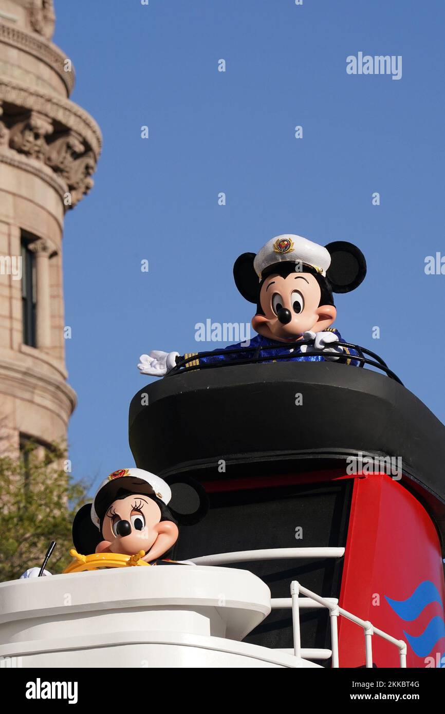 New York, NY, USA. 24th Nov, 2022. Minnie Mouse, Mickey Mouse in attendance for Macy's Thanksgiving Day Parade, Midtown Manhattan, New York, NY November 24, 2022. Credit: Kristin Callahan/Everett Collection/Alamy Live News Stock Photo