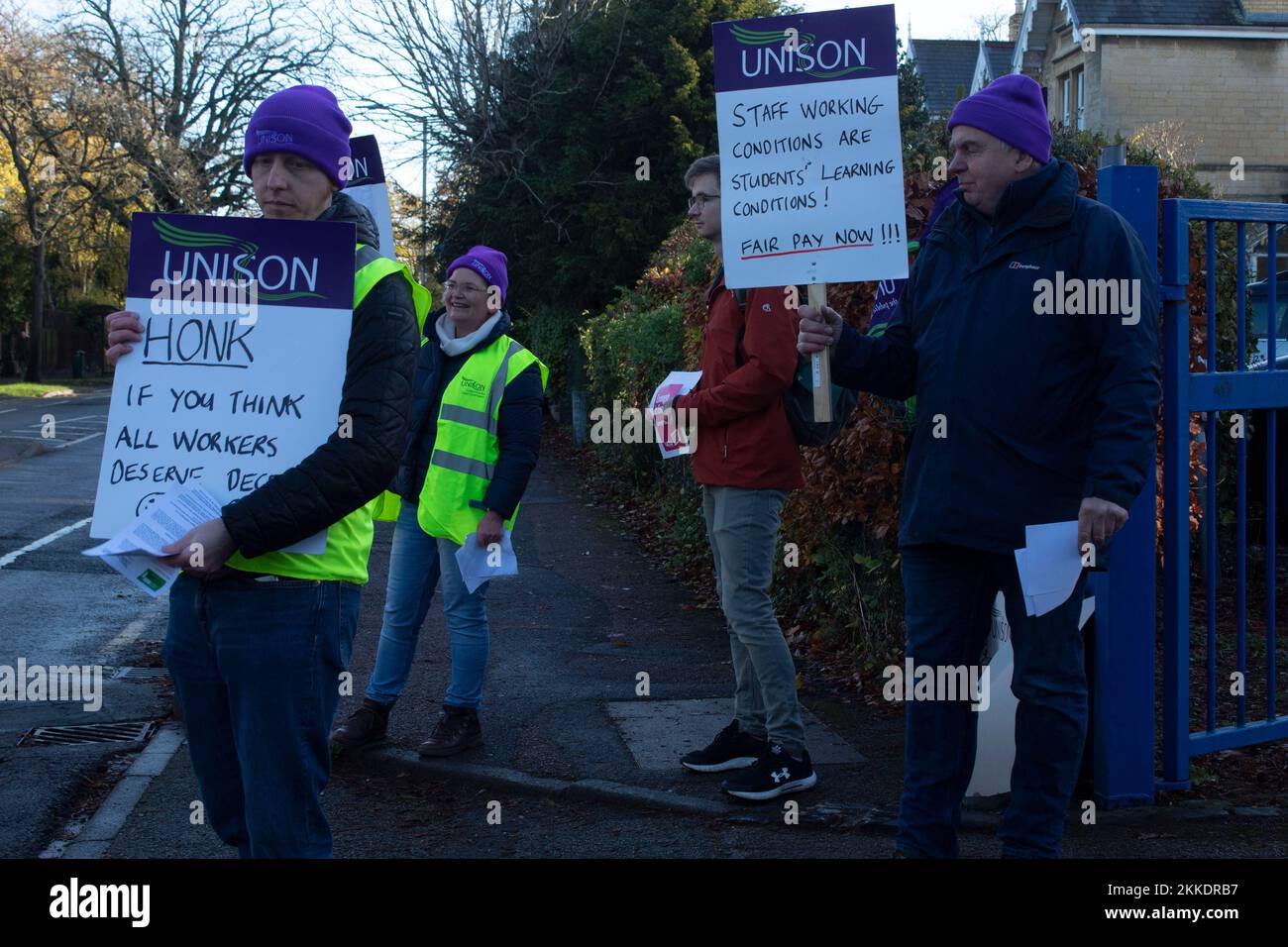 Cheltenham, UK. 25th Nov, 2022. 25th November 2022. Cheltenham, UK. A group of protesters holding signs to gain attention from passing cars and civilians alongside the university of gloucestershire at park campus Park campus The university and college lecturers union have begun industrial action on the grounds of pay and conditions in a dispute expected to last well into 2023. Credit: Pathos Images/Alamy Live News Stock Photo