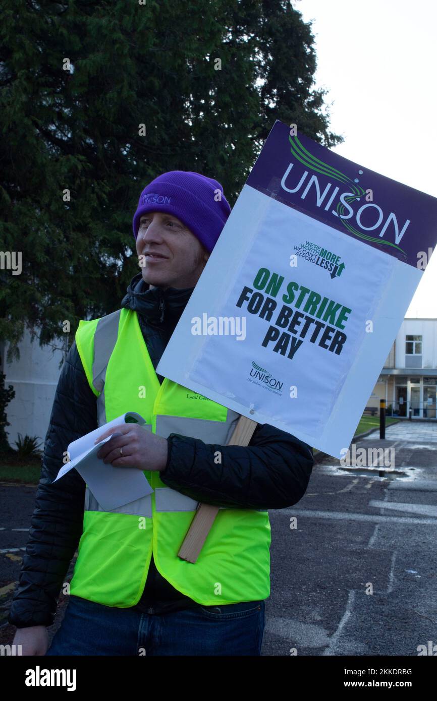 Cheltenham, UK. 25th Nov, 2022. 25th November 2022. Cheltenham, UK. A male protester holding a sign to gain attention from passing cars alongside the university of gloucestershire at Park campus The university and college lecturers union have begun industrial action on the grounds of pay and conditions in a dispute expected to last well into 2023. Credit: Pathos Images/Alamy Live News Stock Photo