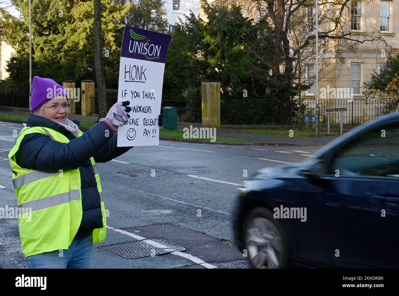 Cheltenham, UK. 25th Nov, 2022. 25th November 2022. Cheltenham, UK. A protester waves a sign at an oncoming car outside of Park Campus, part of the University of Gloucestershire. The University and College Lecturers Union have begun industrial action on the grounds of pay and conditions in a dispute expected to last well into 2023. (Annabel Lee-Ellis/Pathos) Credit: Pathos Images/Alamy Live News Stock Photo