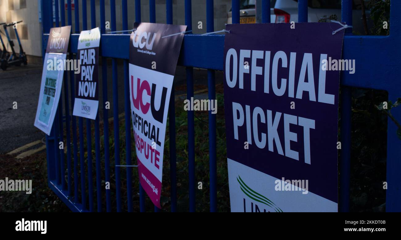 Cheltenham, UK. 25th Nov, 2022. 25th of November 2022, University lecturers on strike outside Park Campus at Gloucestershire University. Holding signs out to cars passing by. Credit: Pathos Images/Alamy Live News Stock Photo