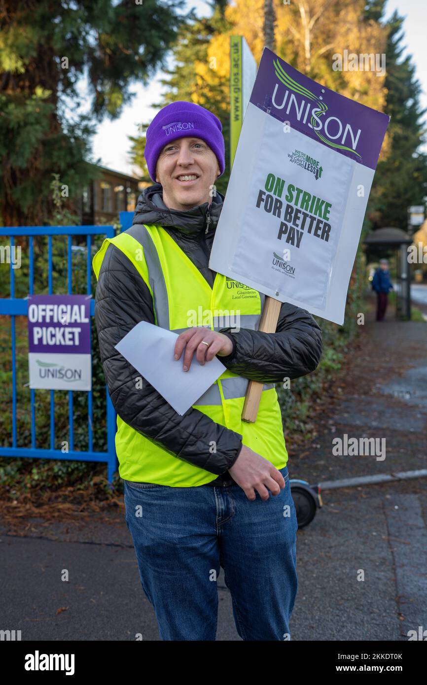 Cheltenham, UK. 25th Nov, 2022. Nov 25th 2022, Cheltenham, UK. Higher education staff form a picket line outside Park Campus, University of Gloucestershire, in a new wave of strikes over inadequate pay. Credit: Pathos Images/Alamy Live News Stock Photo