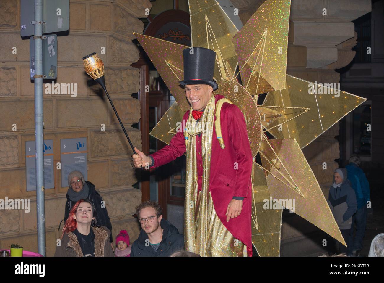Zur Eröffnung des 639. Wenzelsmarktes in Bautzen zündete der Sternenmann symbolisch die Lichter am Weihnachtsbaum auf dem Hauptmarkt an. Bautzen,25.11 Stock Photo
